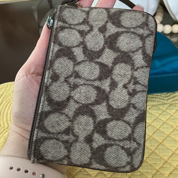Coach wristlet - Picture 4 of 12